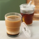 כוס שתייה עם מכסה וקש מובנה